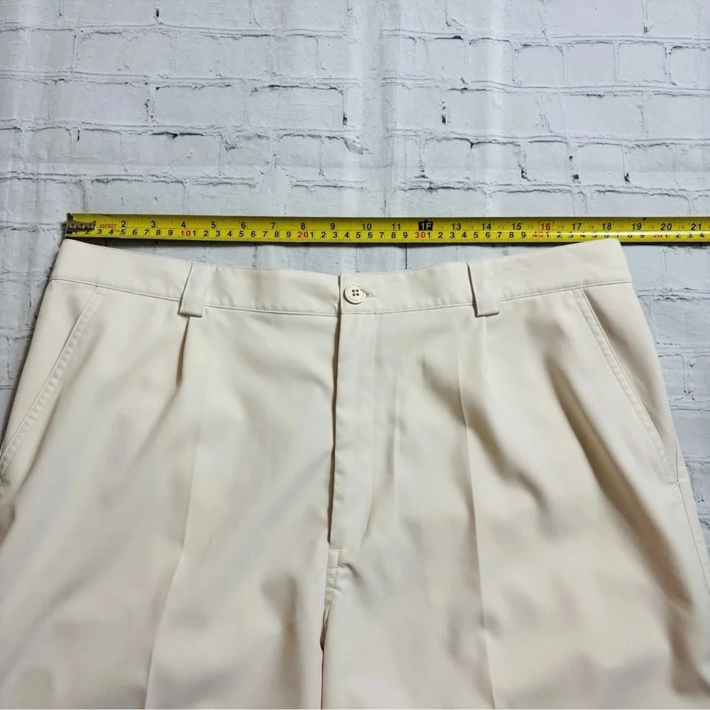 Under Armour Performance Golf Shorts Men's Size 38R Cream 9 Inch Inseam